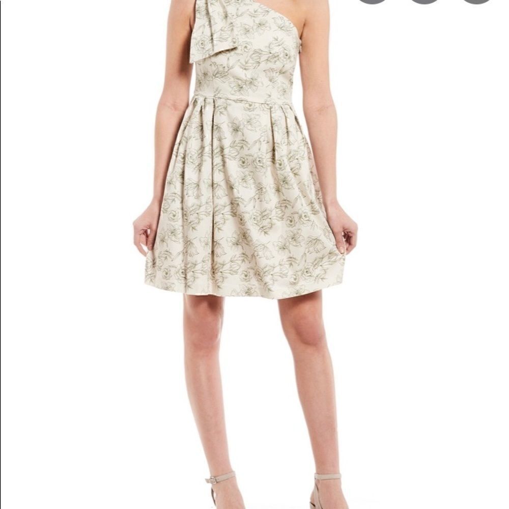 Women’s NWT Gianni Bini beautiful off shoulder floral Dress. Size 10.